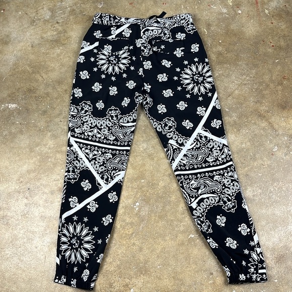 Tibi Monochrome Floral Print Pants
Size: 2 - Picture 5 of 9
